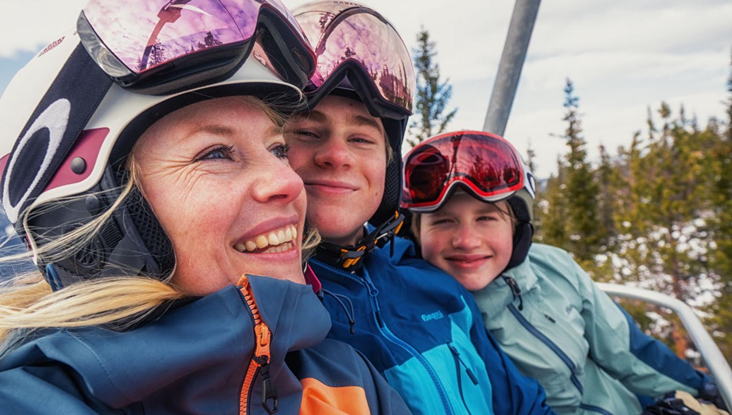 mor med barn i skiheisen på Gausta skisenter