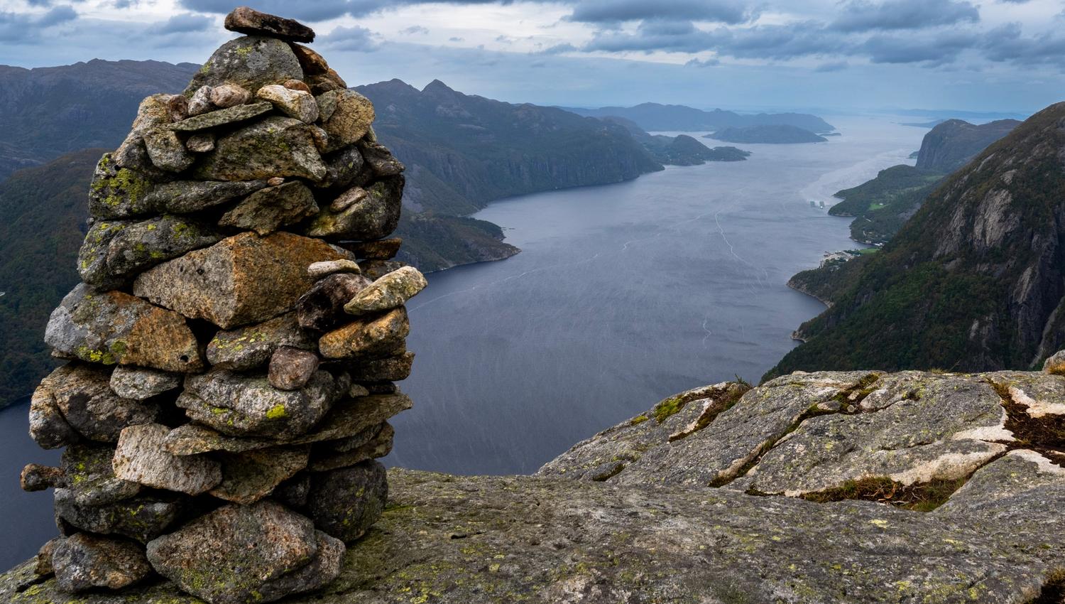 The cairn at the top of the mountain