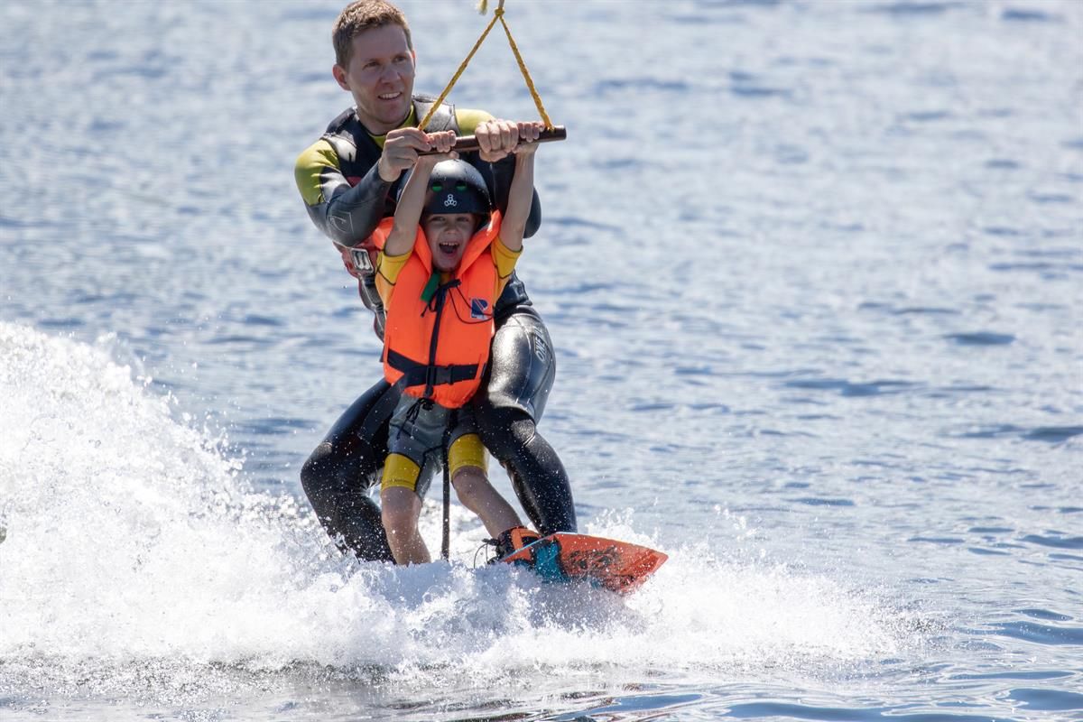 Far og sønn i Seaside cablepark Hamar