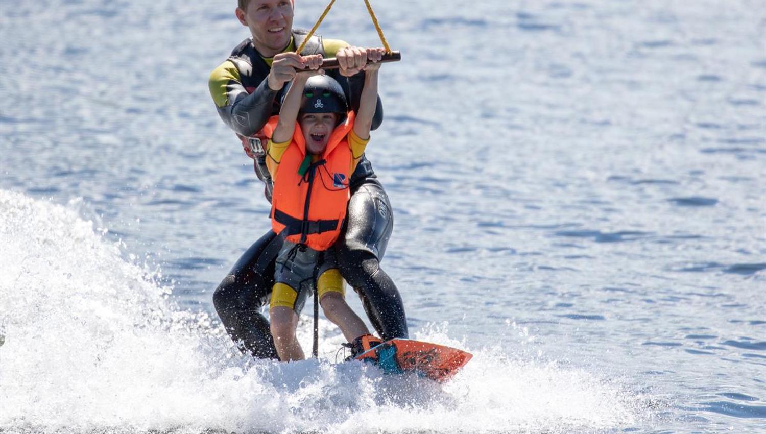 Far og sønn i Seaside cablepark Hamar