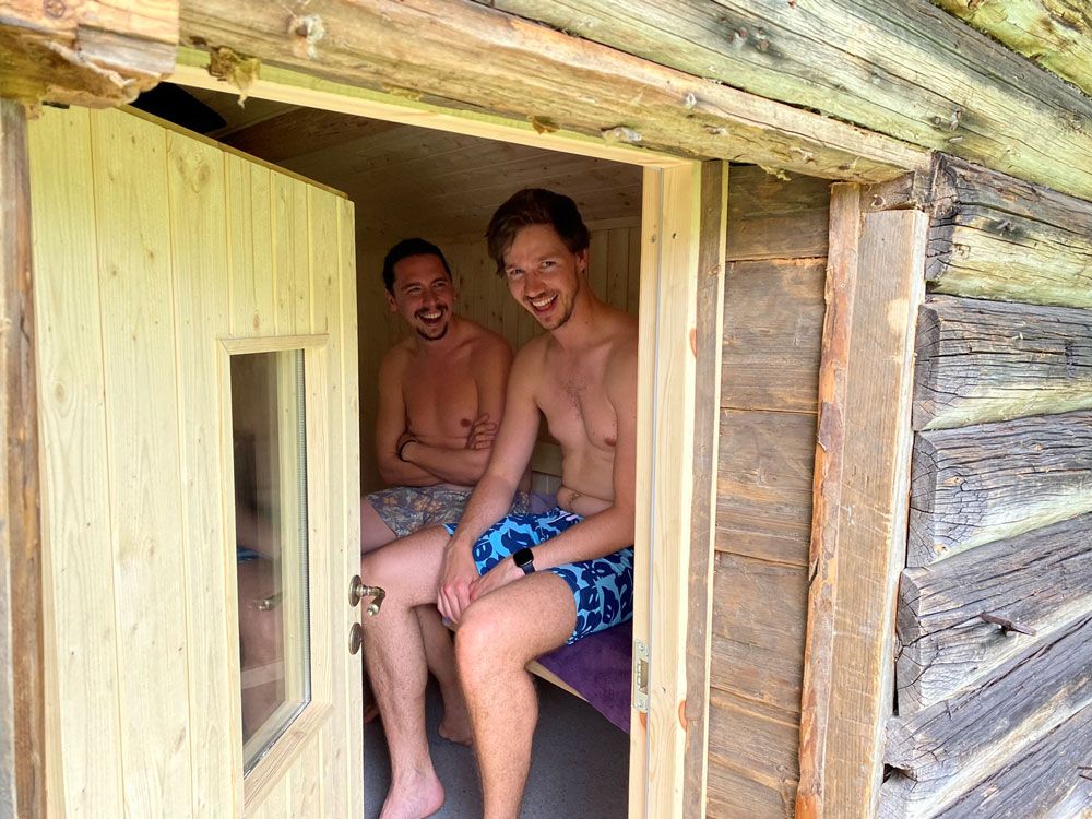 2 menn sitter i badstuen på Bolkesjø Gård