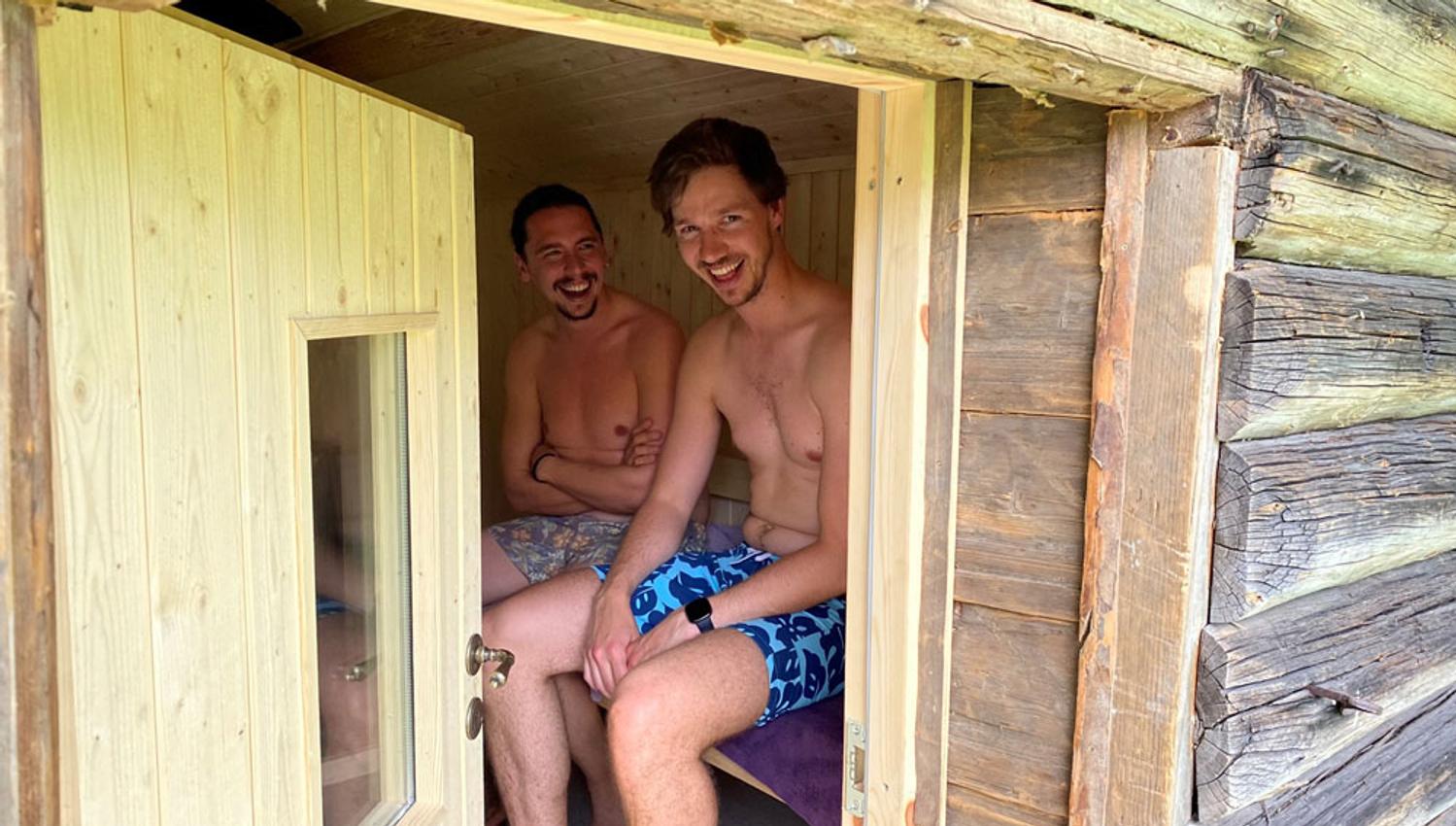 2 menn sitter i badstuen på Bolkesjø Gård