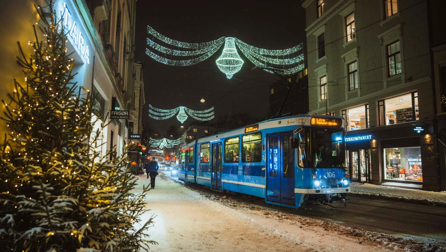 Trikken som kjører ned Bogstadveien med julelys hengende over
