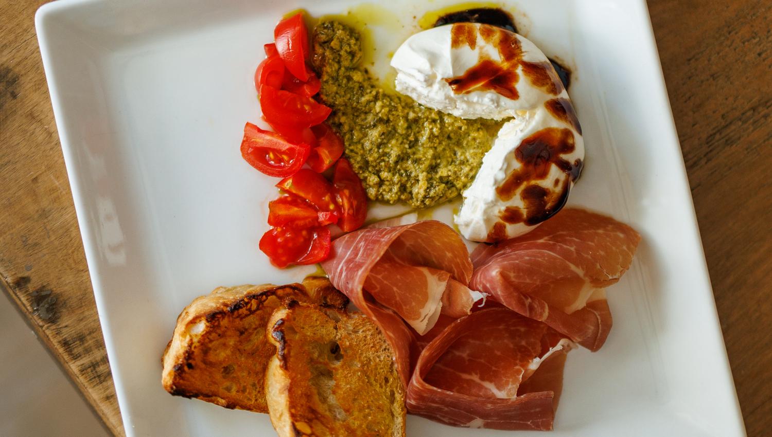 Italiensk skinke og ost på tallerken
