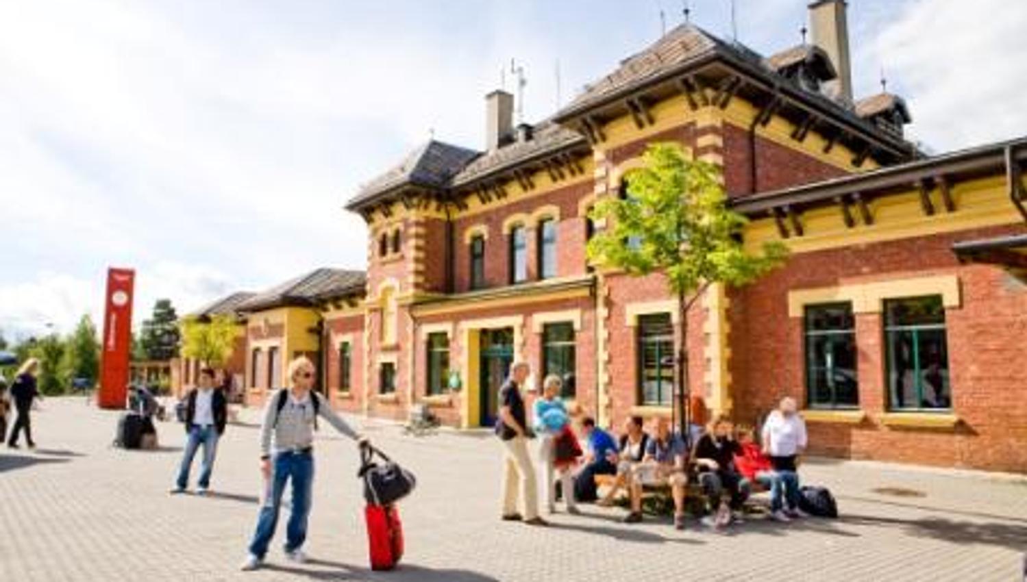 Stasjonsbygningen på Lillehammer, sommer