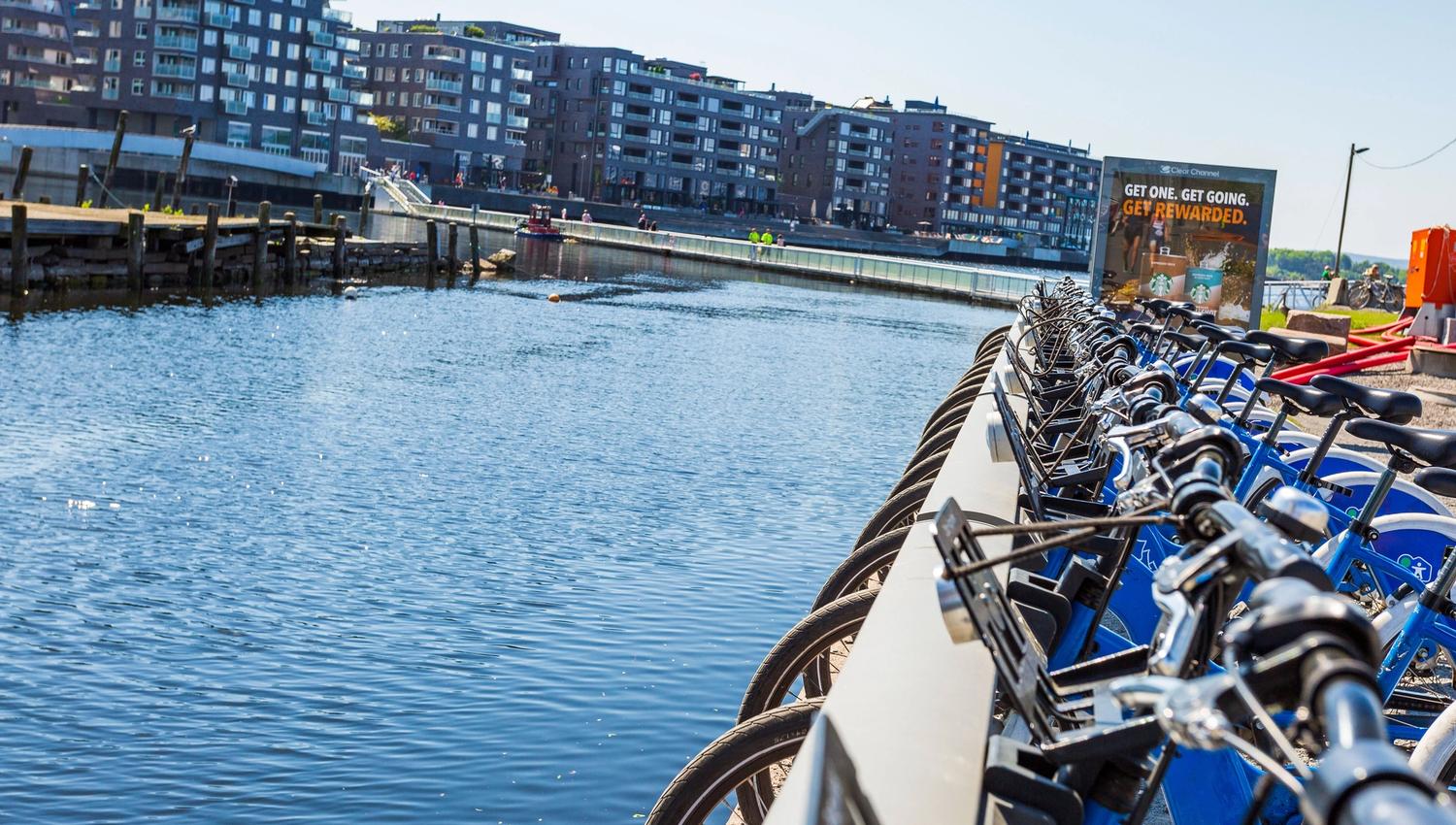 Parkerte bysykler ved Sørenga.