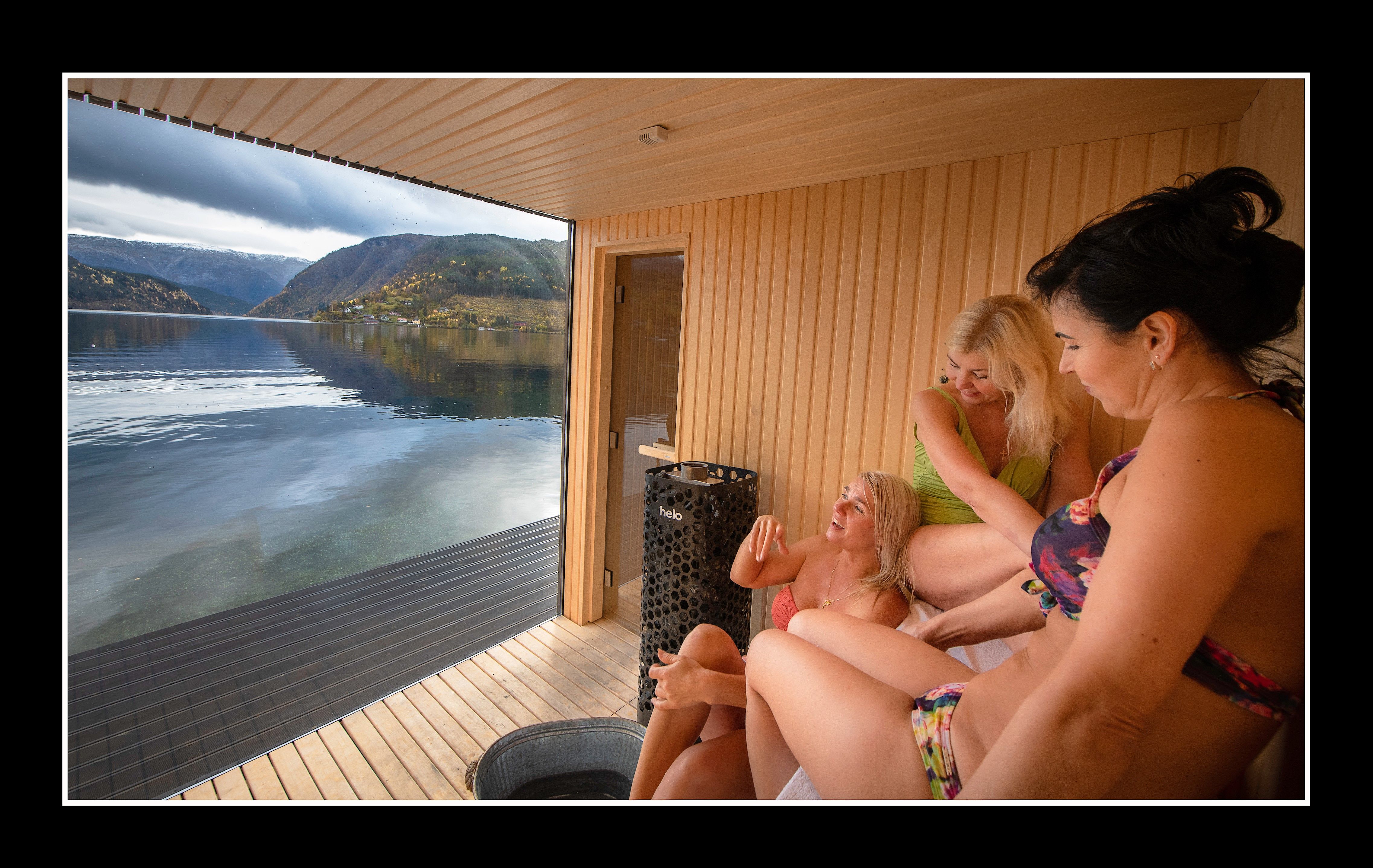 utsikt fra utebadstu mot fjorden