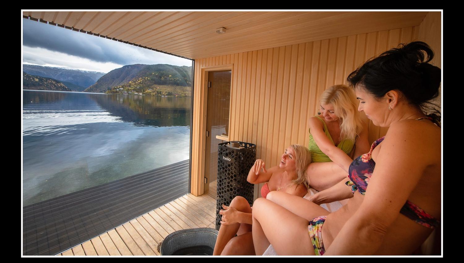 utsikt fra utebadstu mot fjorden
