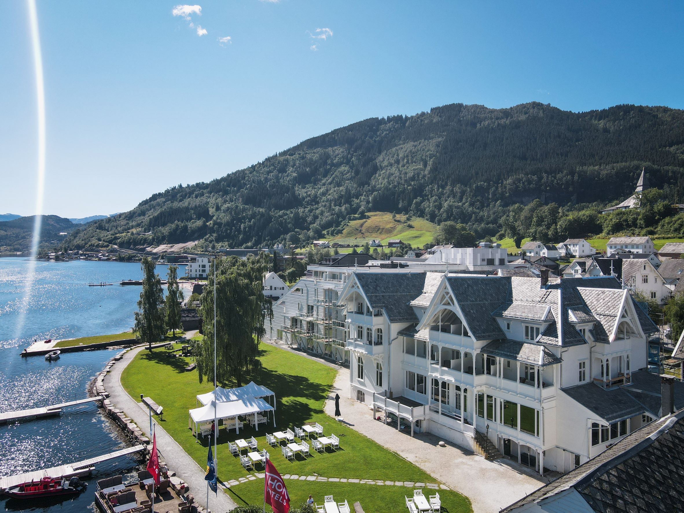 Thon Hotel Sandven sett frå lufta – ein idyllisk plass ved Hardangerfjorden.