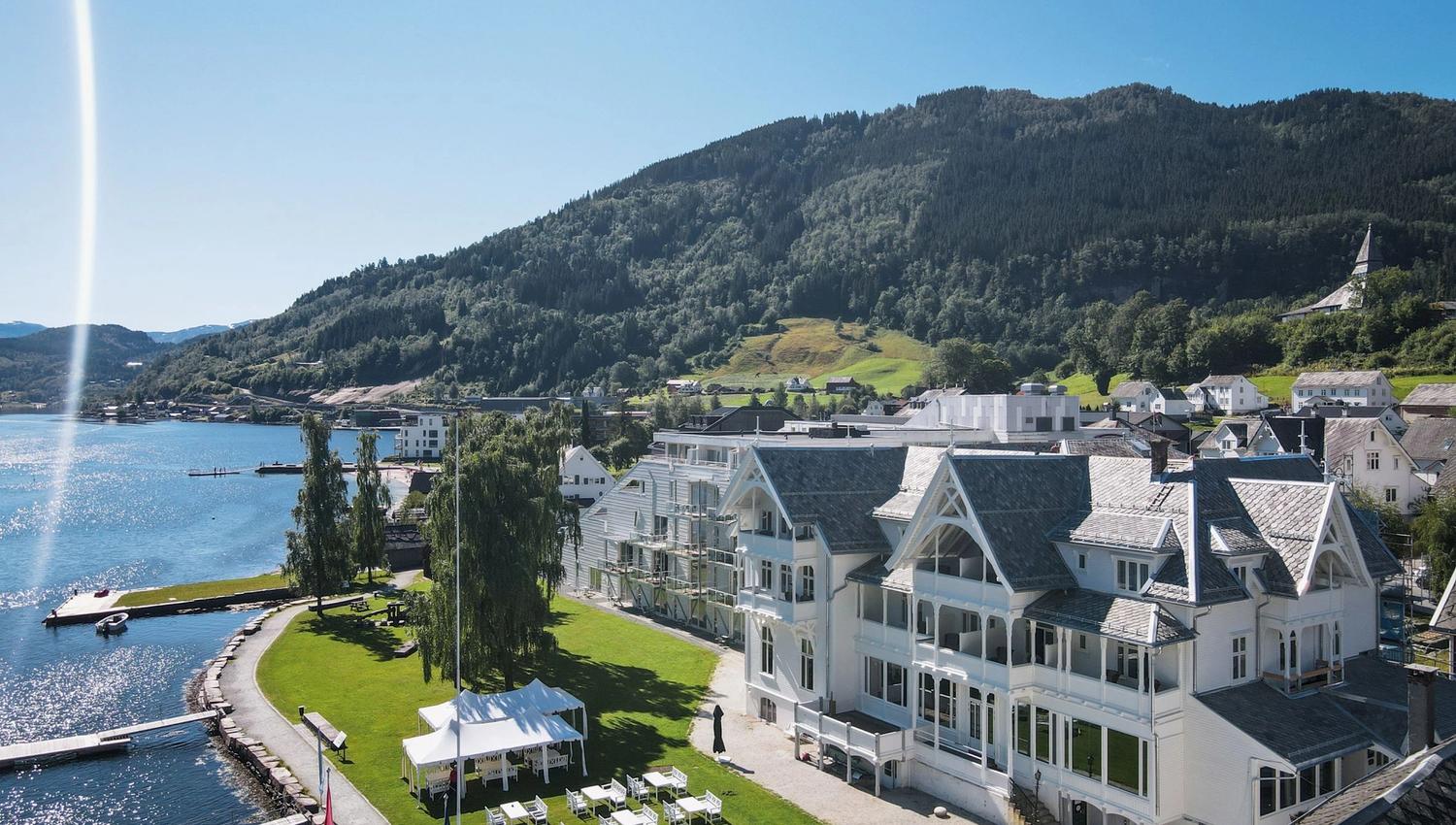Thon Hotel Sandven sett frå lufta – ein idyllisk plass ved Hardangerfjorden.