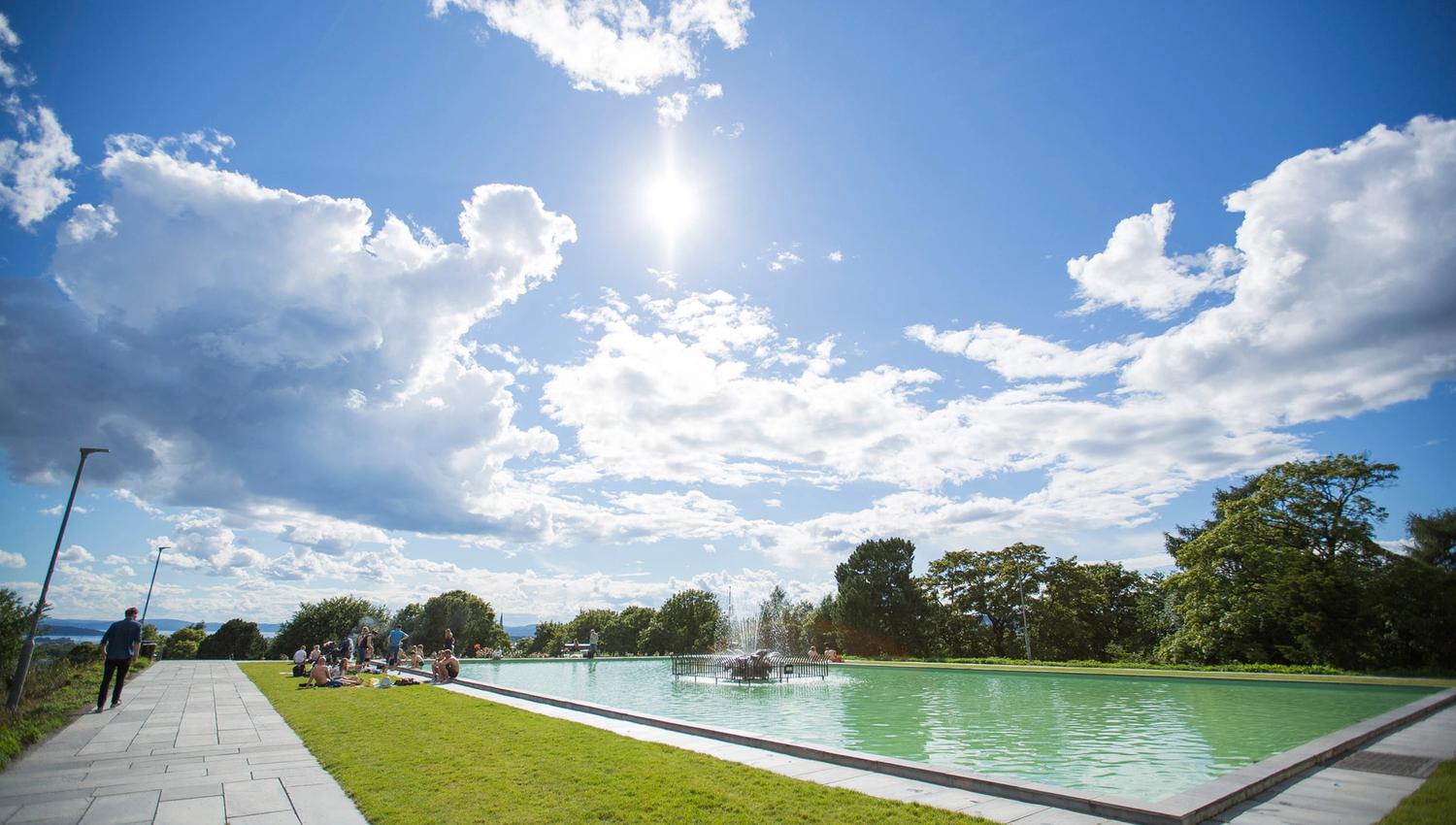 Bassenget med fontene i midten på toppen av parken