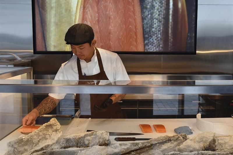 chef filleting salmon