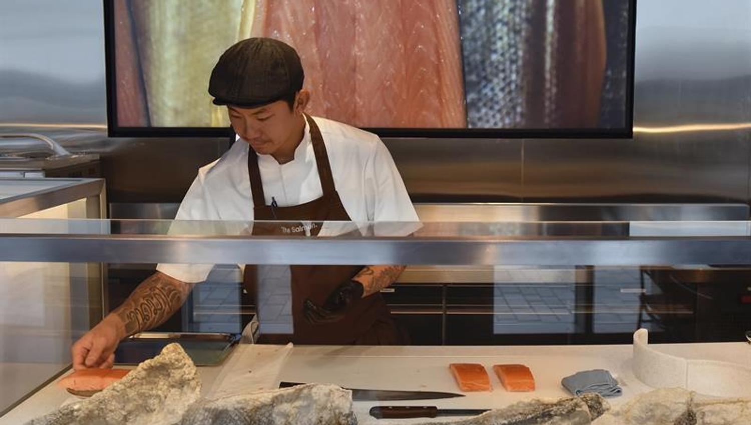 chef filleting salmon