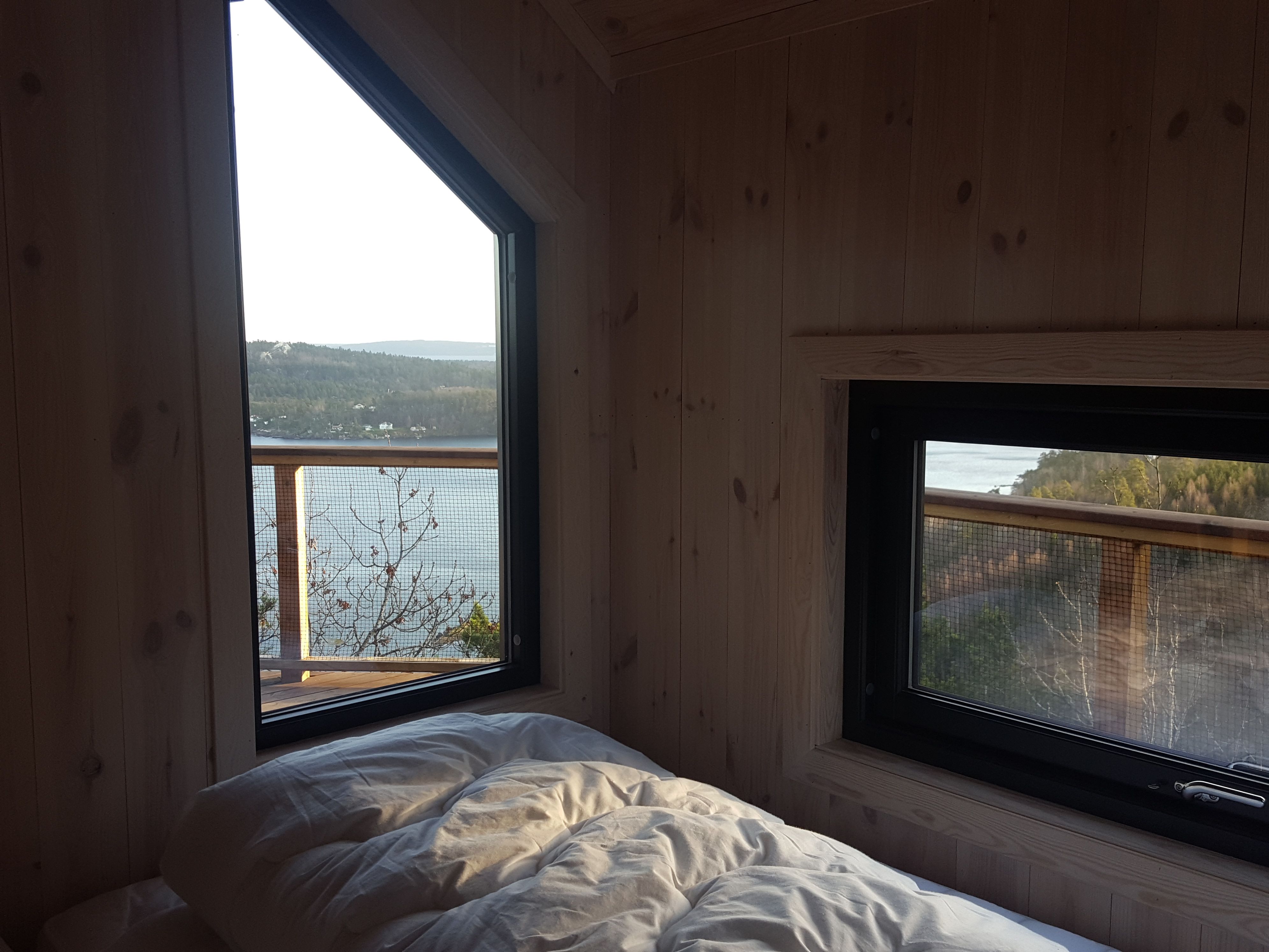 Seng med utsikt over naturen