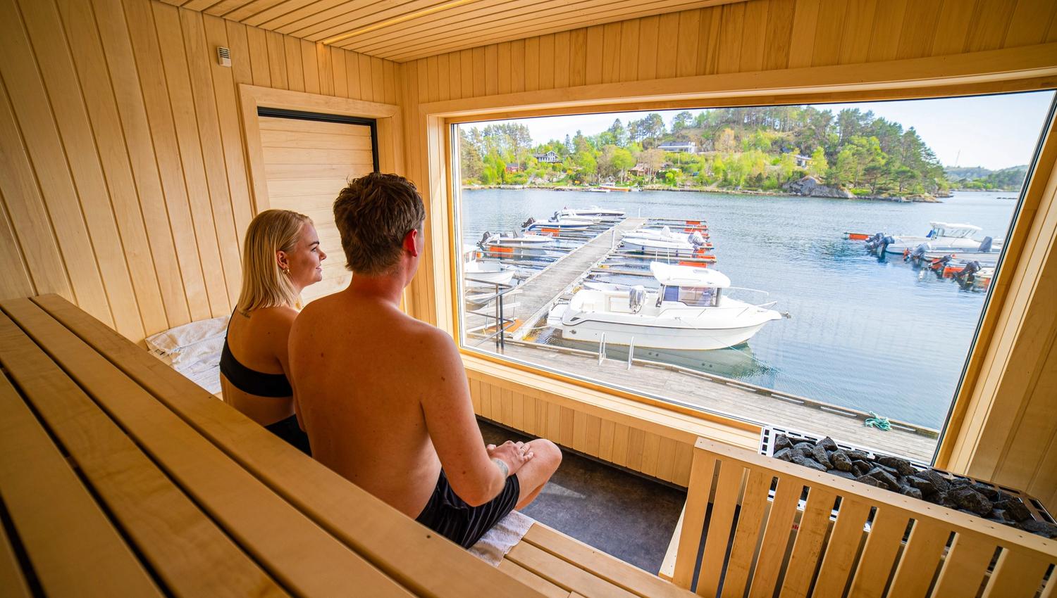 To personer i badstue hos Tregde Sauna.