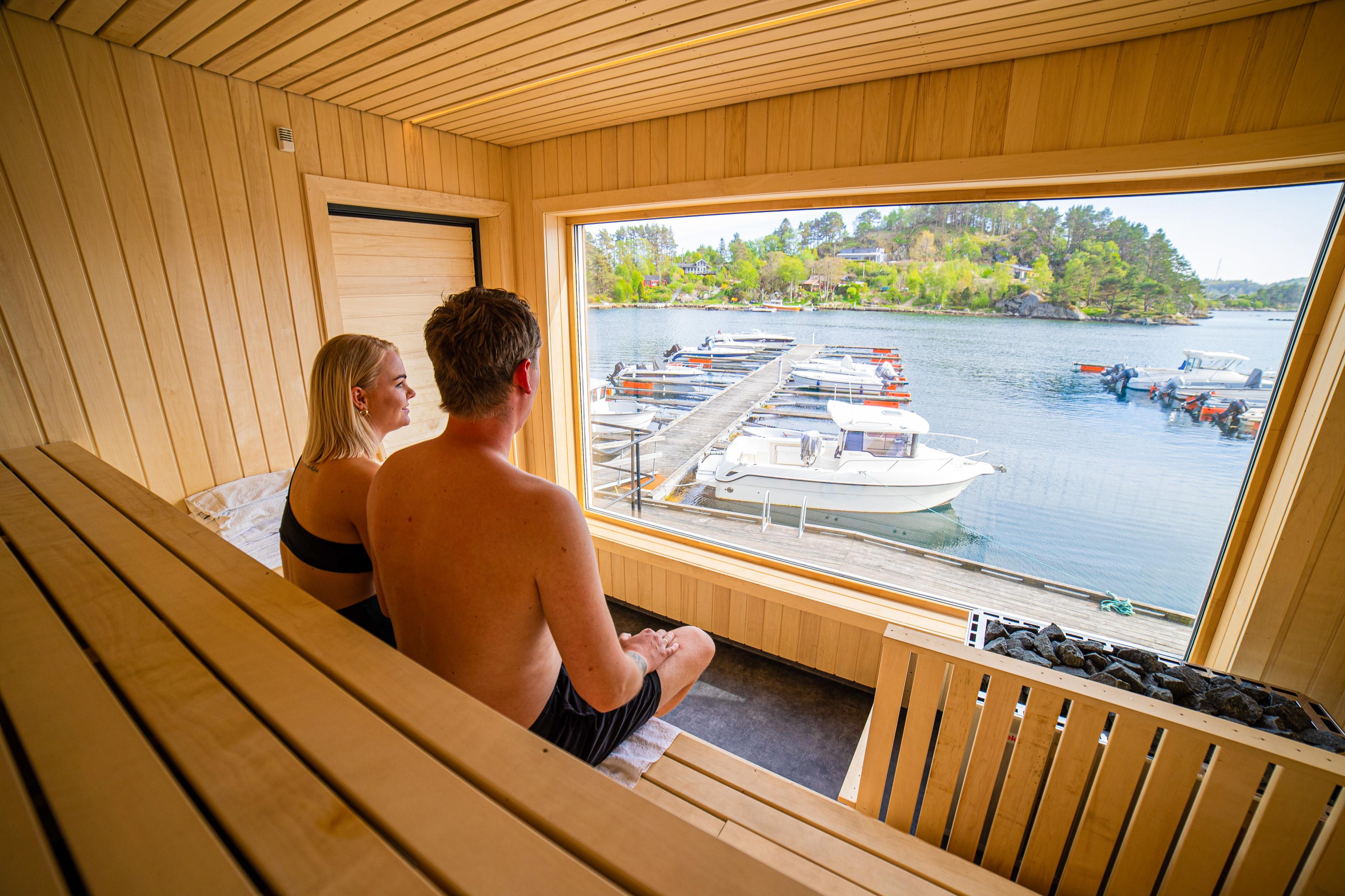 To personer i badstue hos Tregde Sauna.