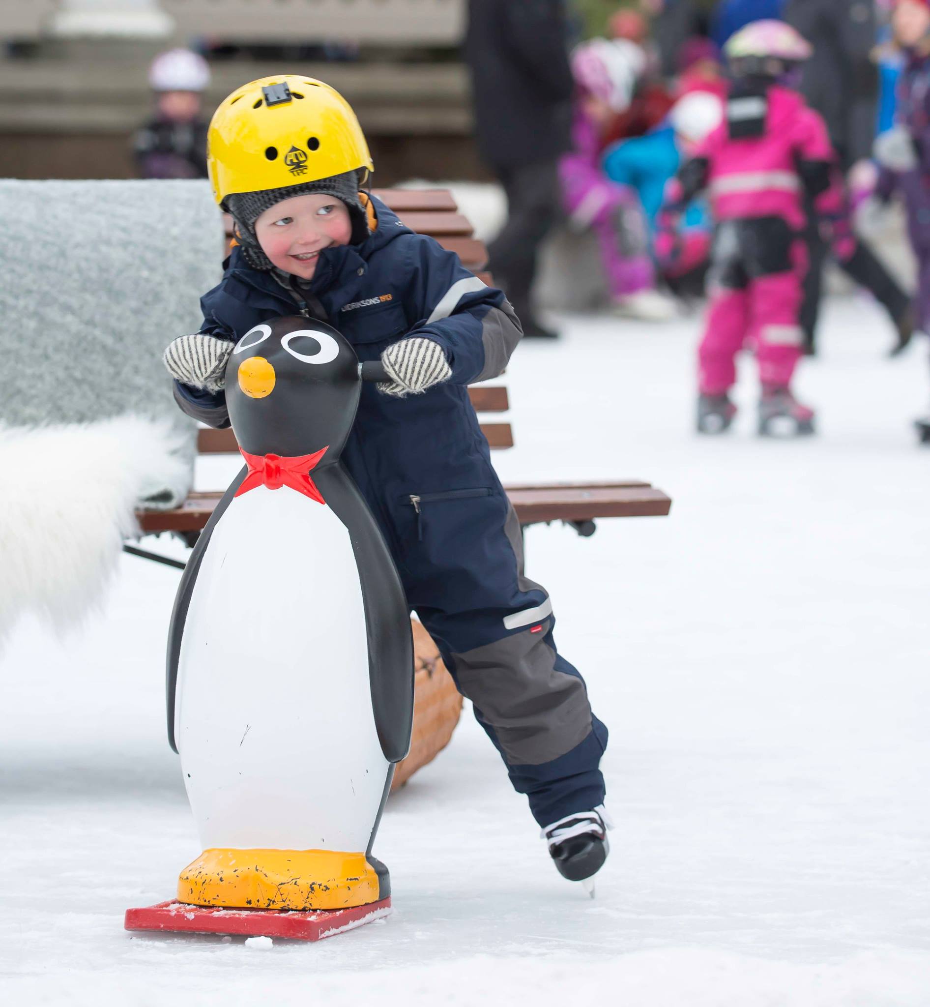 Skøytebanen med leker