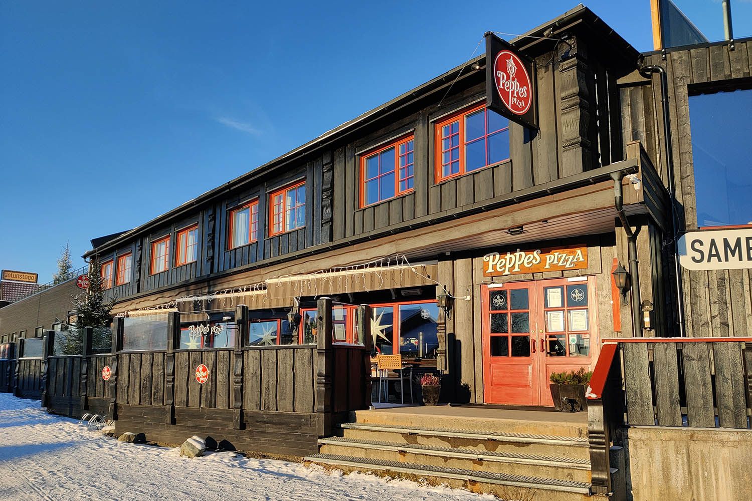 Peppes Pizza at Beitostølen in the winter sun