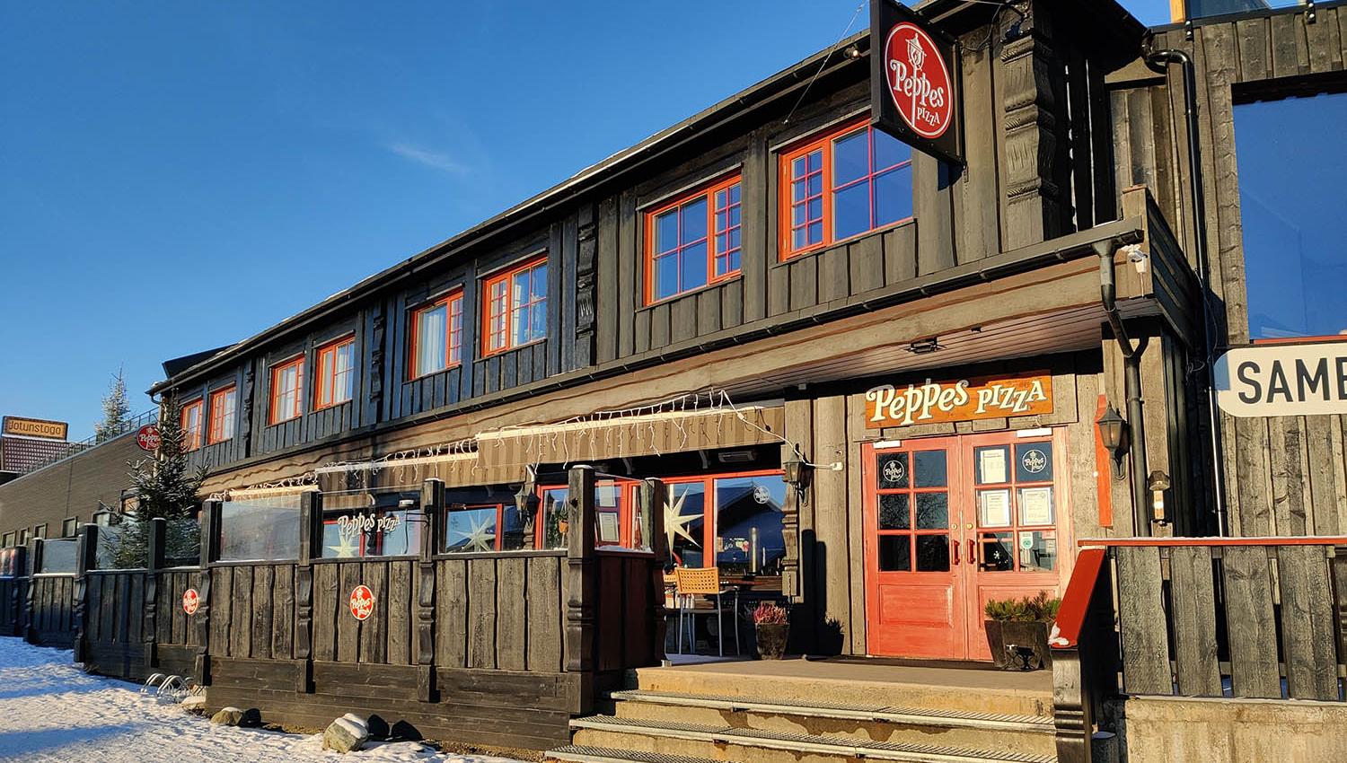 Peppes Pizza at Beitostølen in the winter sun