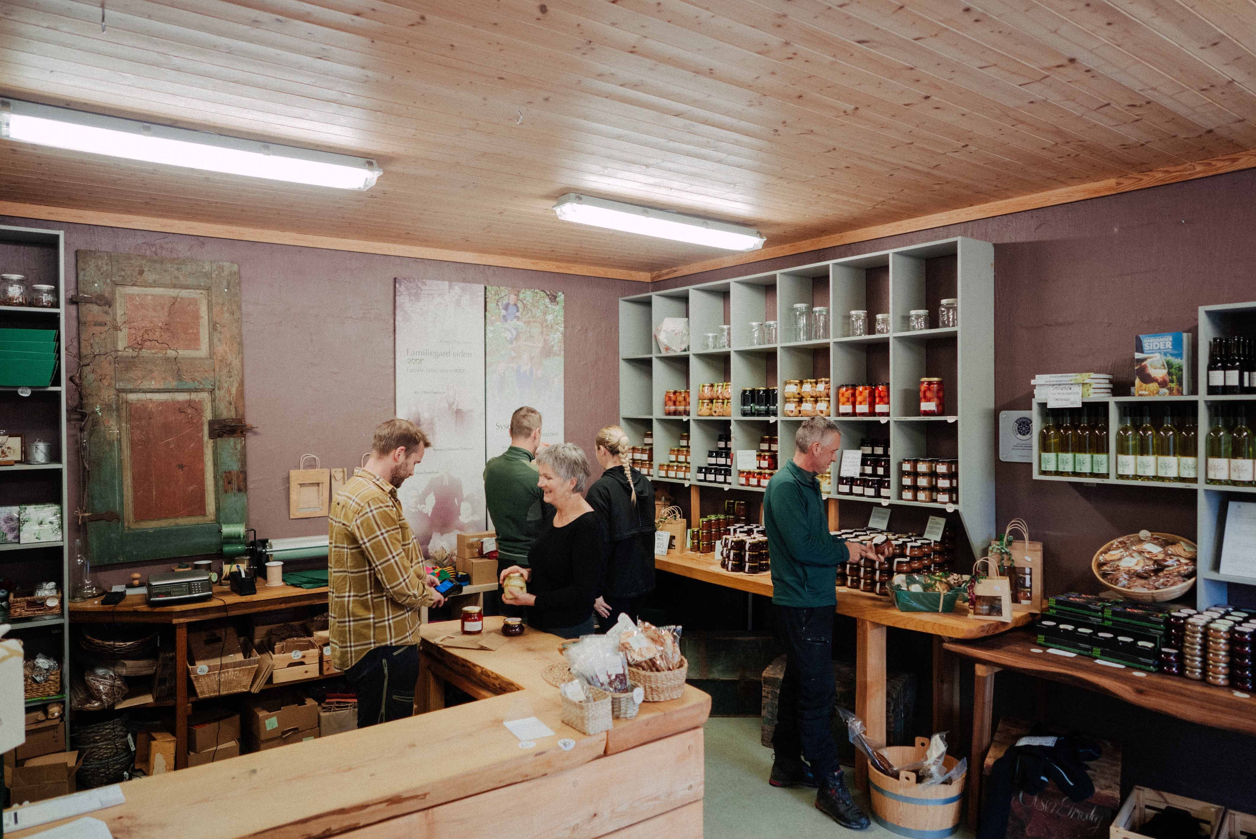 Inne på gardsbutikken til Syse Gard, fylt med lokale produkt og heimelaga delikatesser.