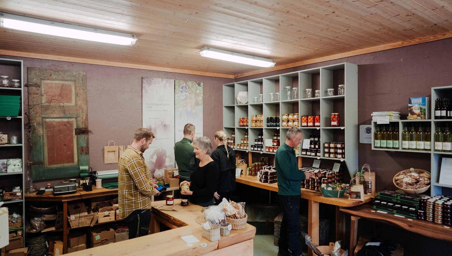 Inne på gardsbutikken til Syse Gard, fylt med lokale produkt og heimelaga delikatesser.
