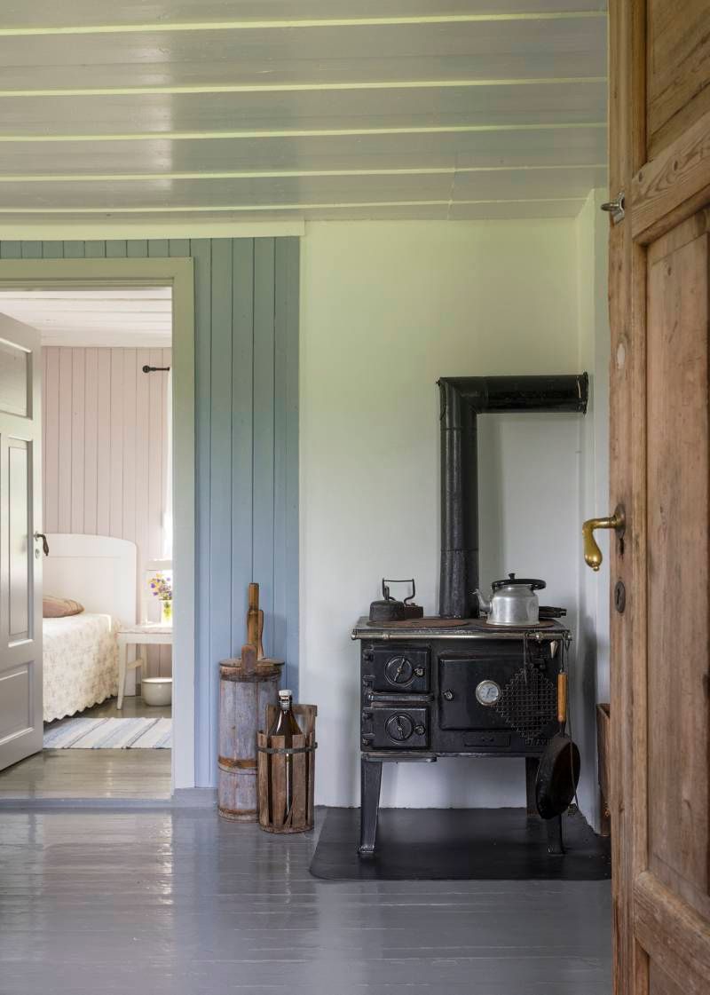 et rom med en gammel vedovn