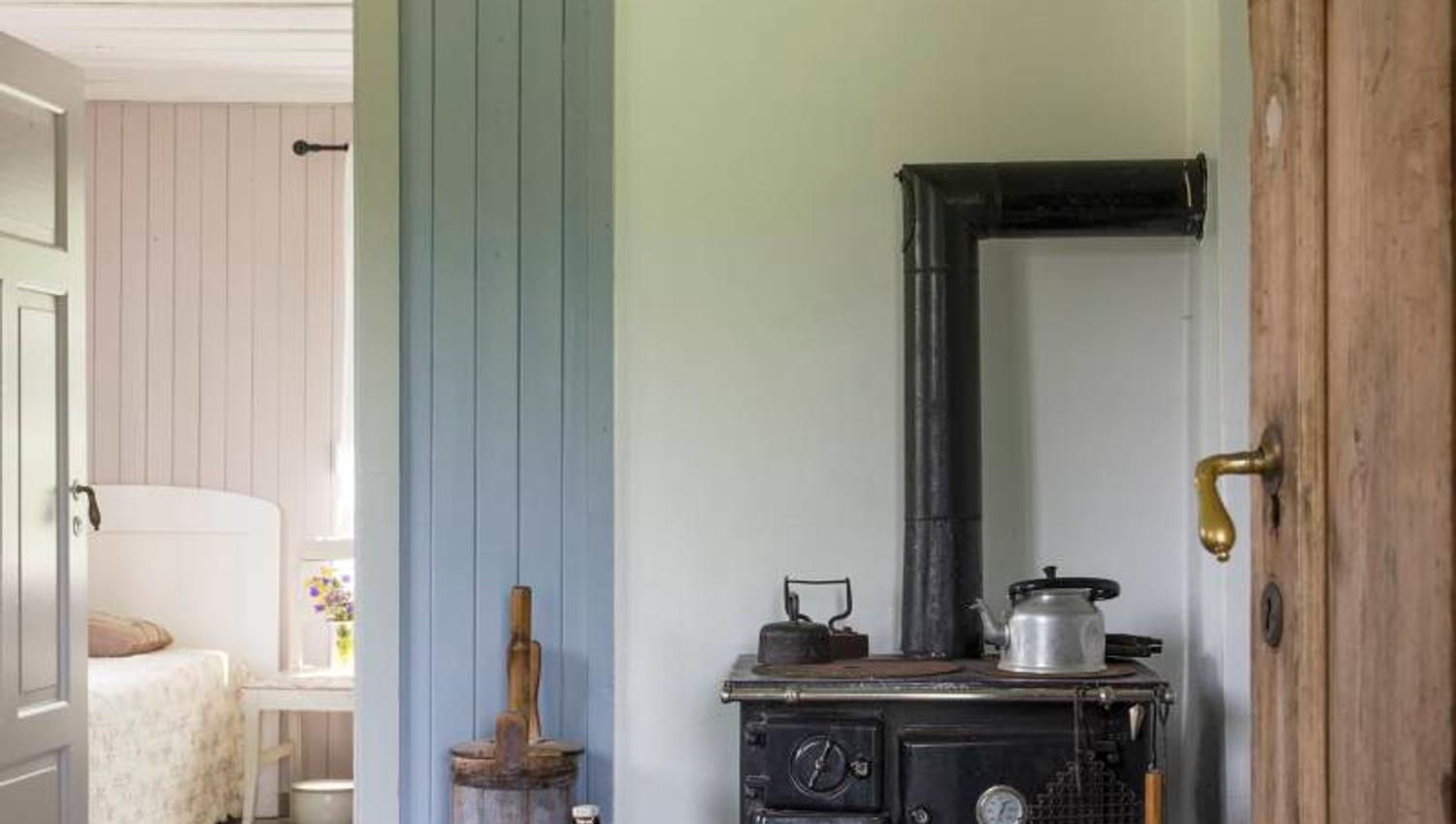 et rom med en gammel vedovn