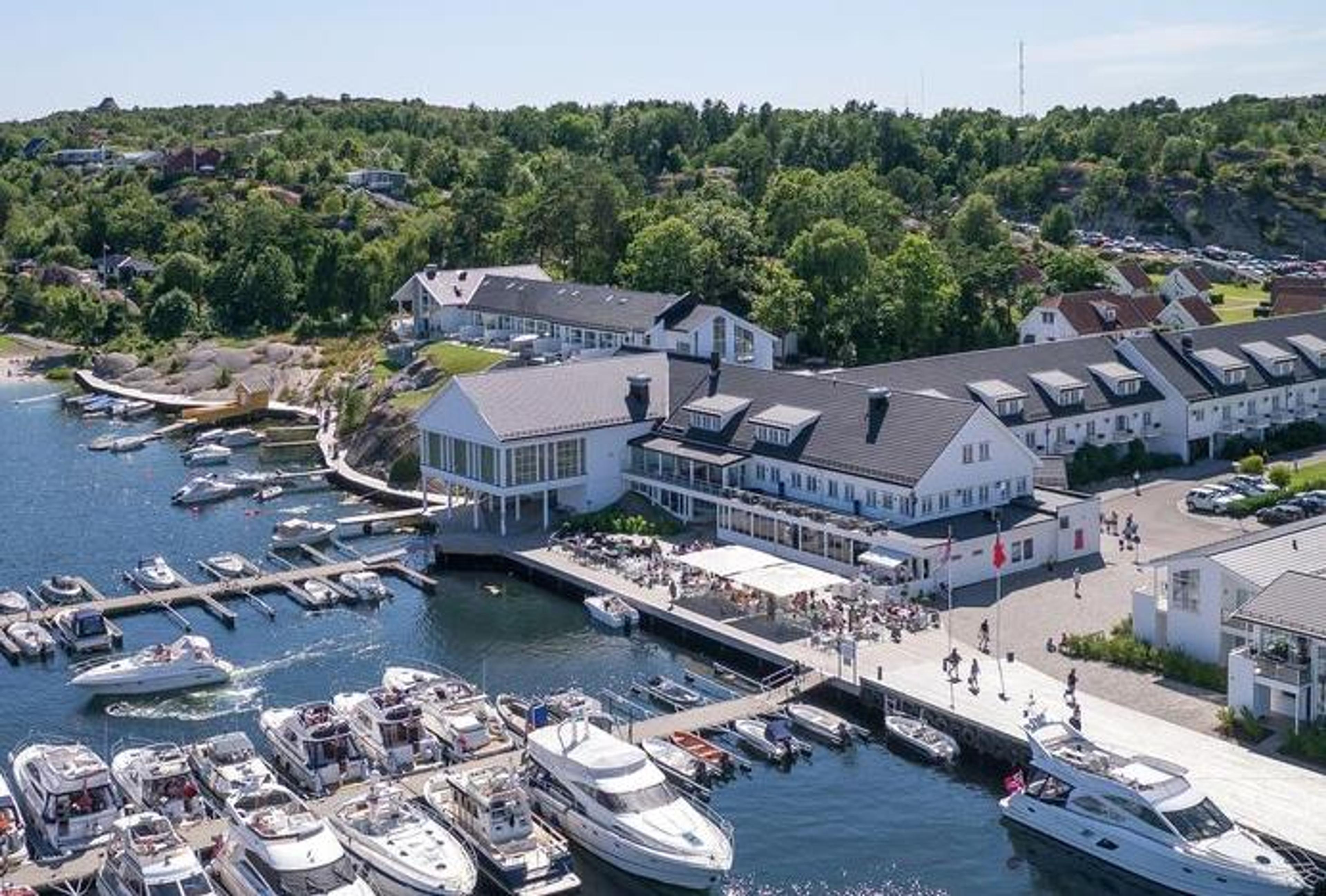 The hotel lovely placed by the sea