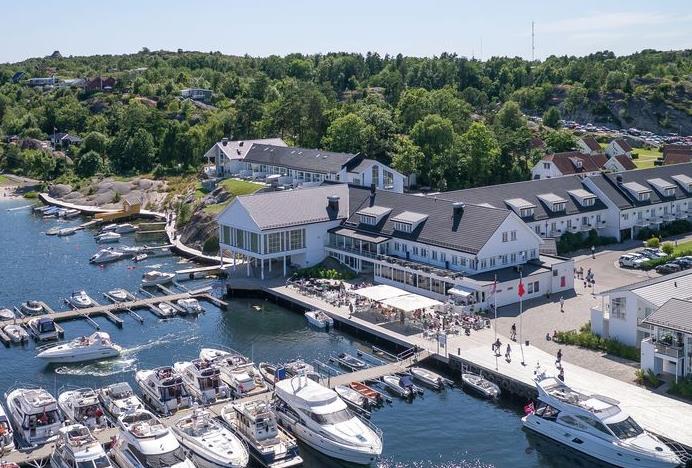 Hotellet flott beliggende ved sjøen