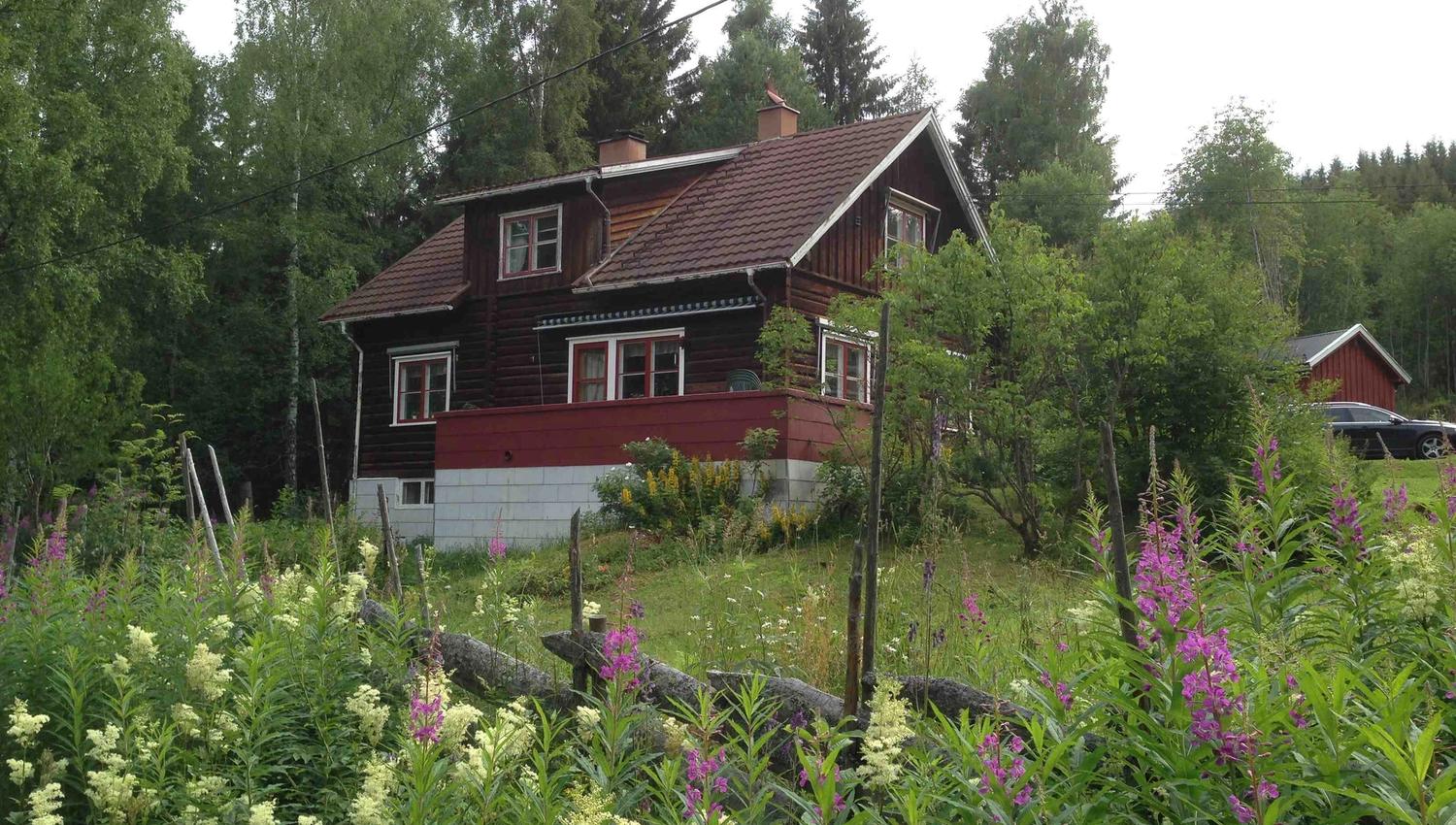 Hytte i blomstereng, Norgesbooking