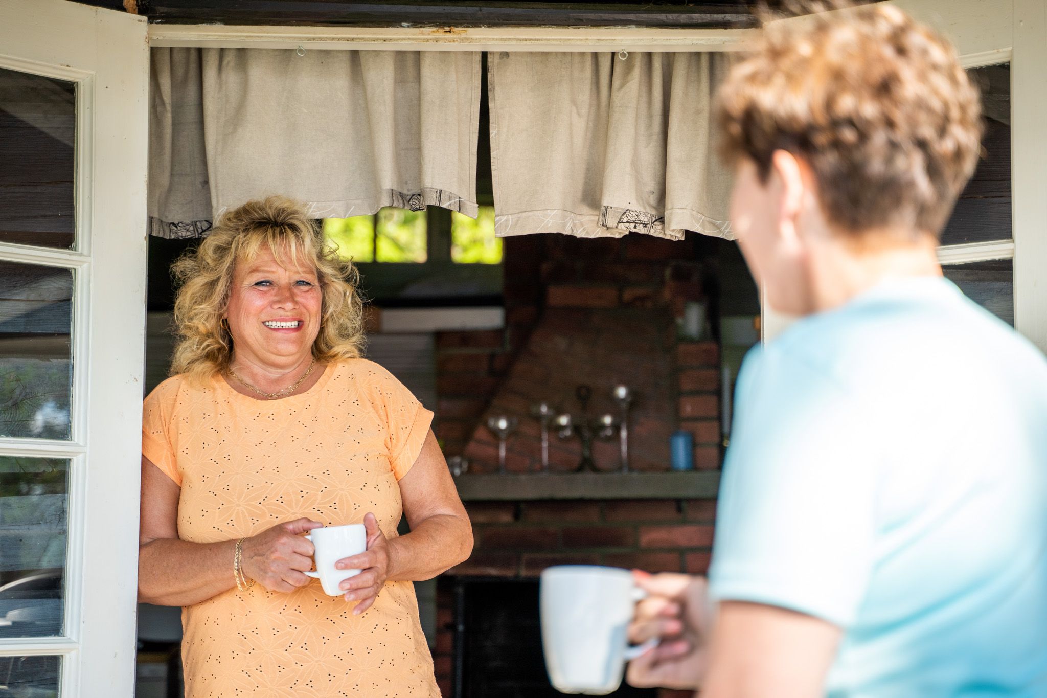Damer snakker med kaffe