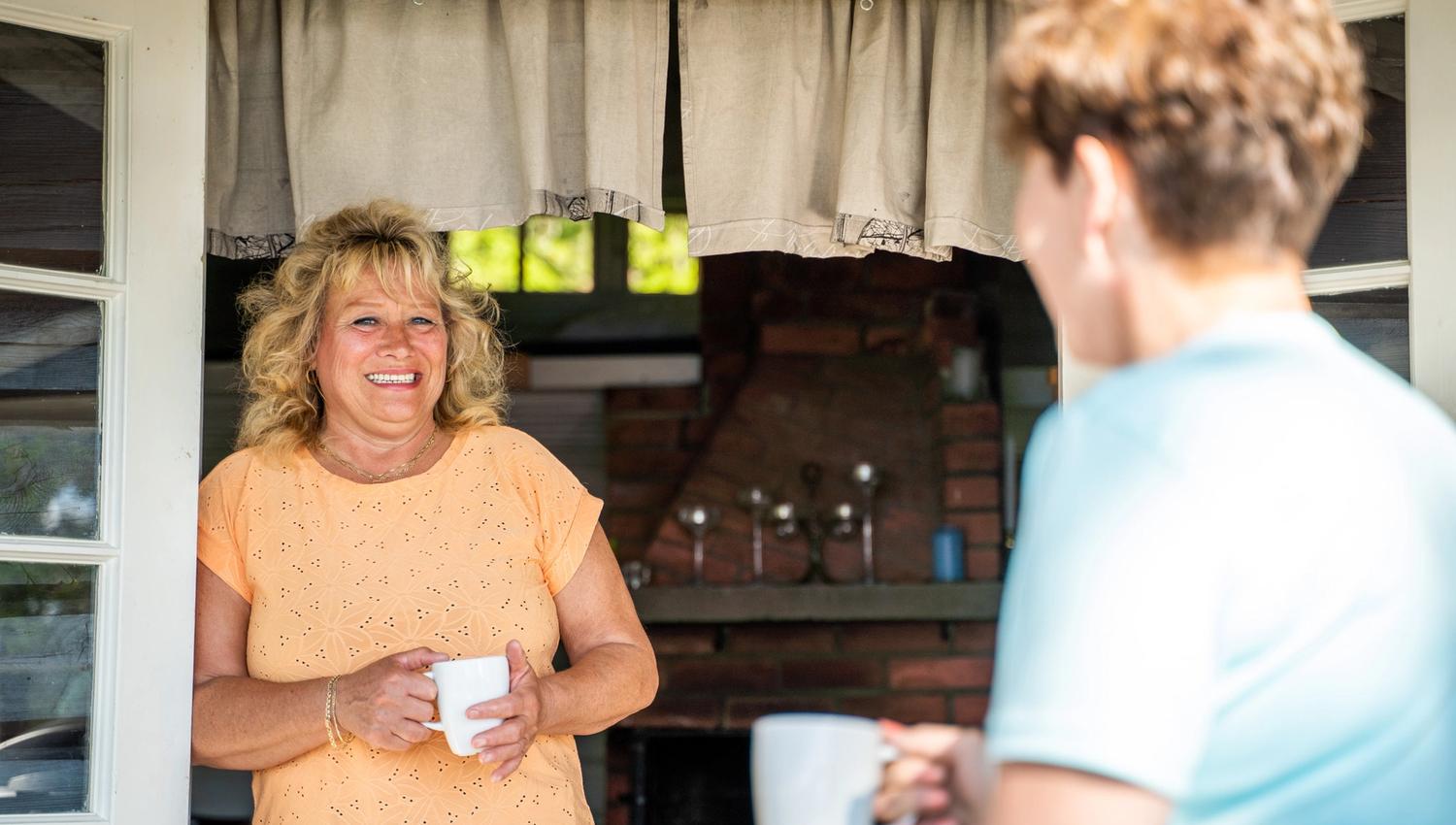 Damer snakker med kaffe