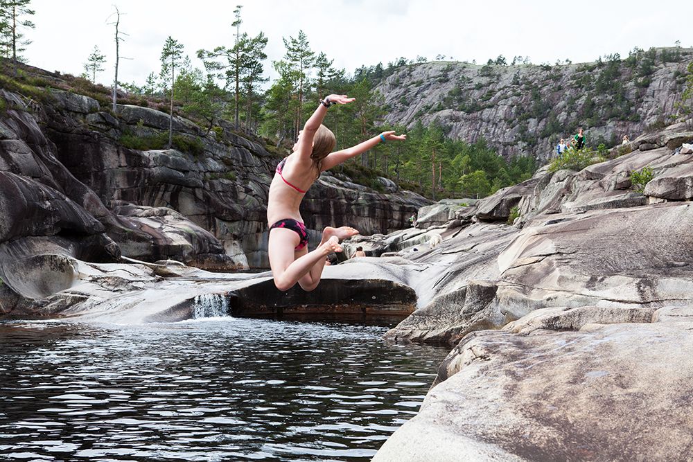 girl jumps in water in the giant pots in Nissedal 