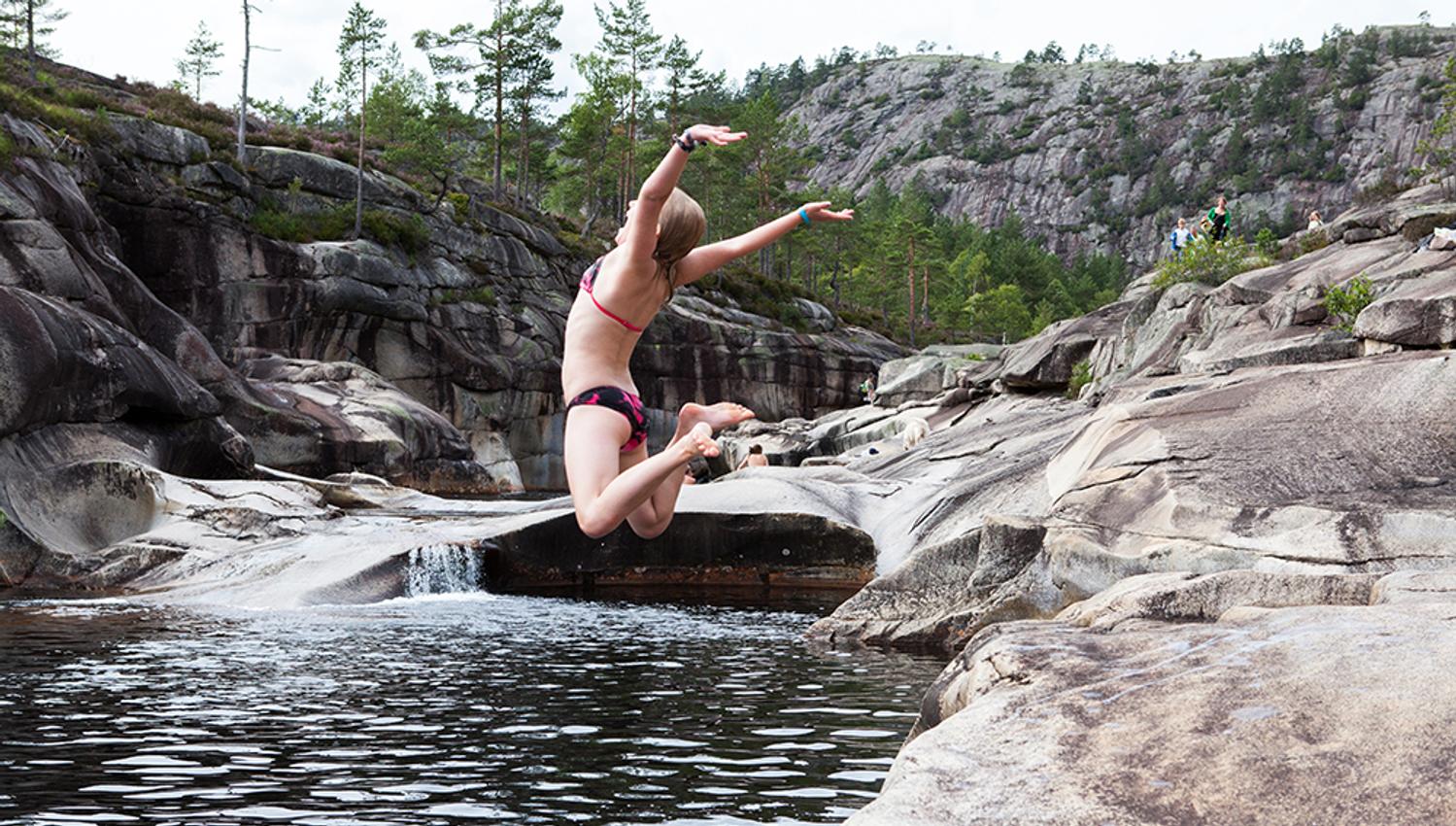 girl jumps in water in the giant pots in Nissedal