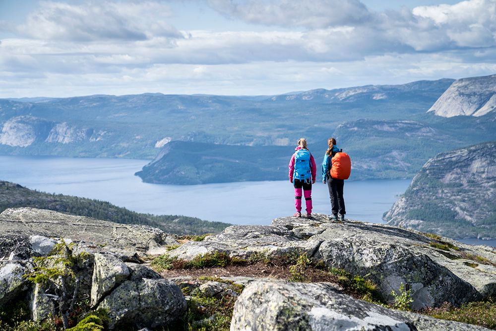 2 damer nyter utsikten over vråvatn fra venelifjell i Vrådal