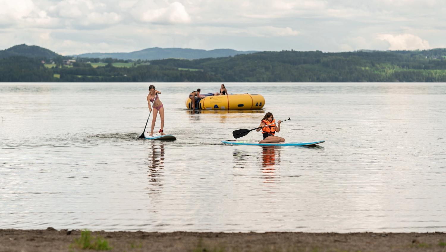 SUP-brett og trampoline på Sveastranda Camping