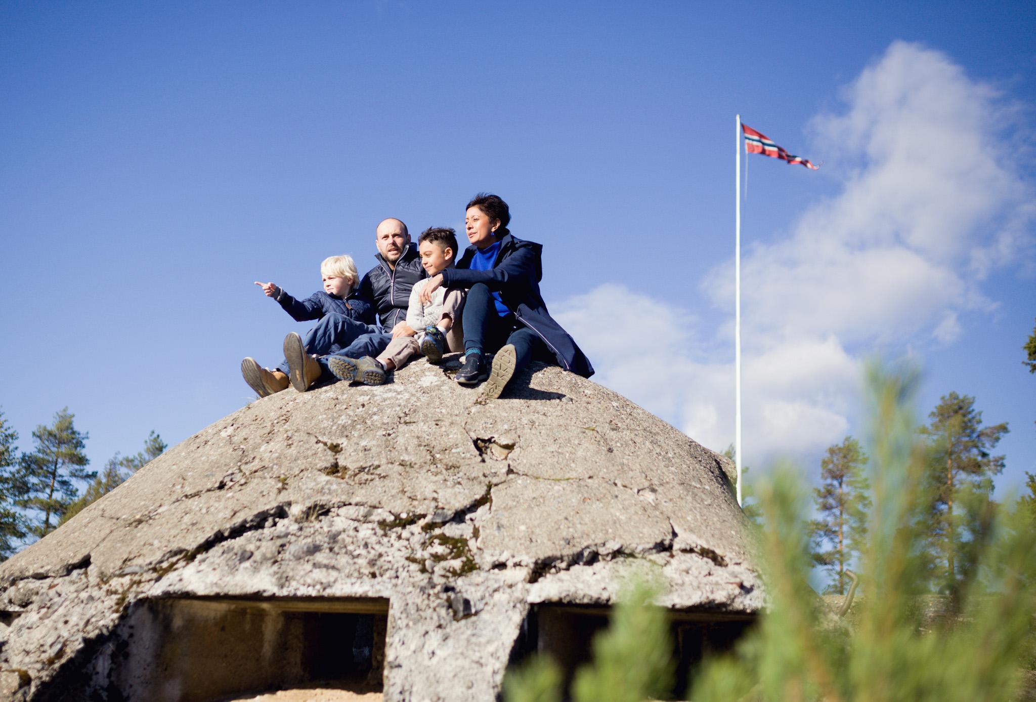 familie som sitter på fortet
