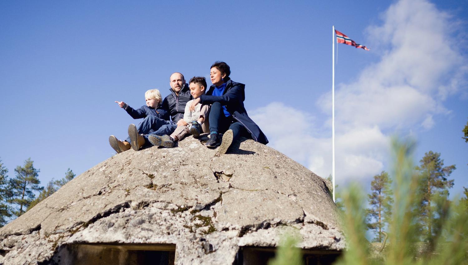 familie som sitter på fortet