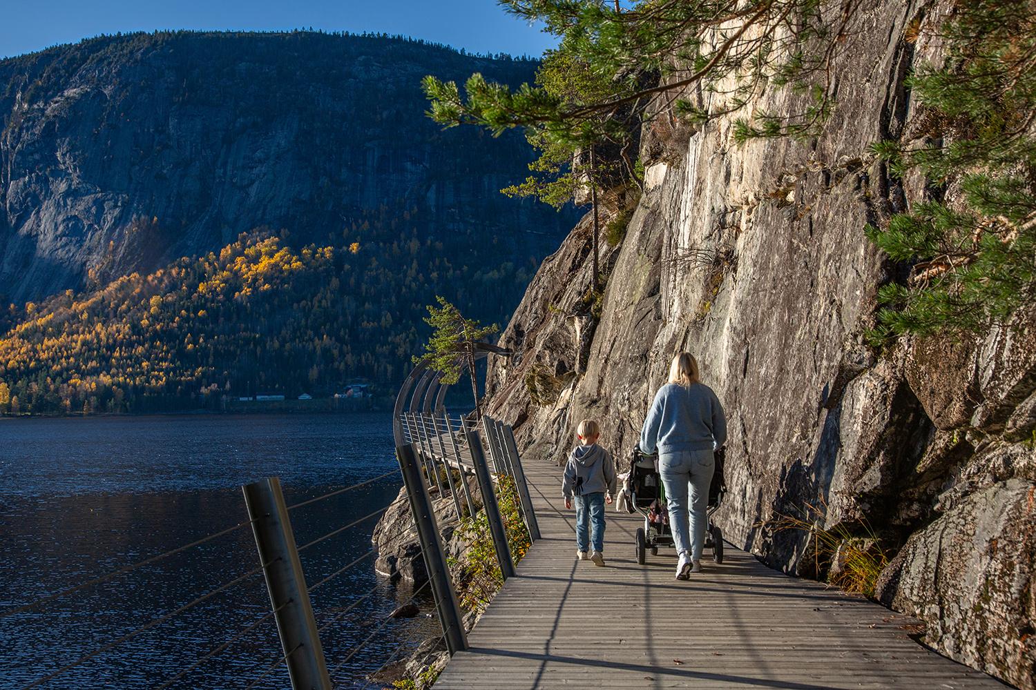 Family with stroller walking along Fyresvatn in Hamaren.