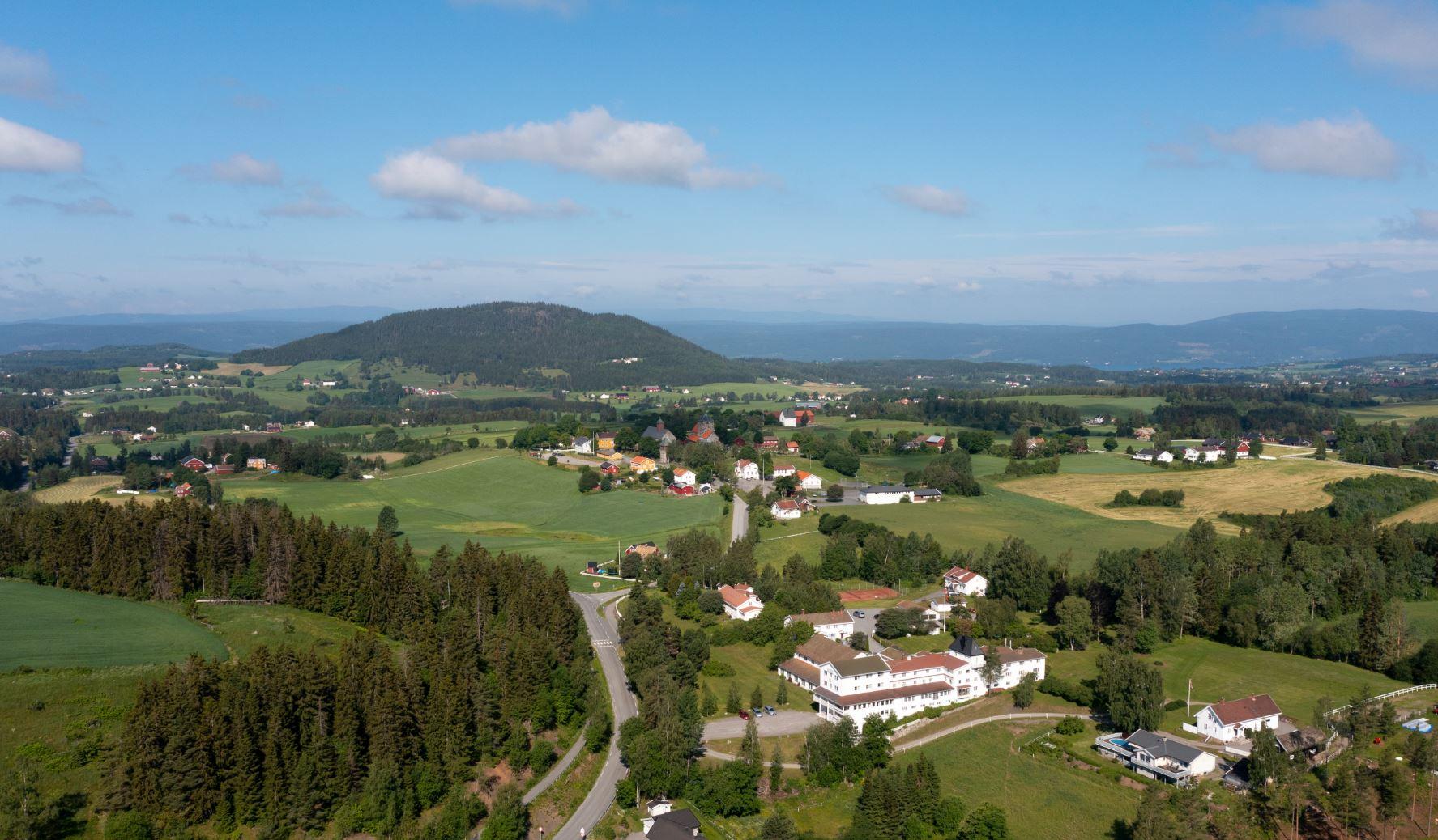 Sanner Hotell Drone mot Søsterkirkene Foto Visit Øst-Norge Hans Haug_WEB