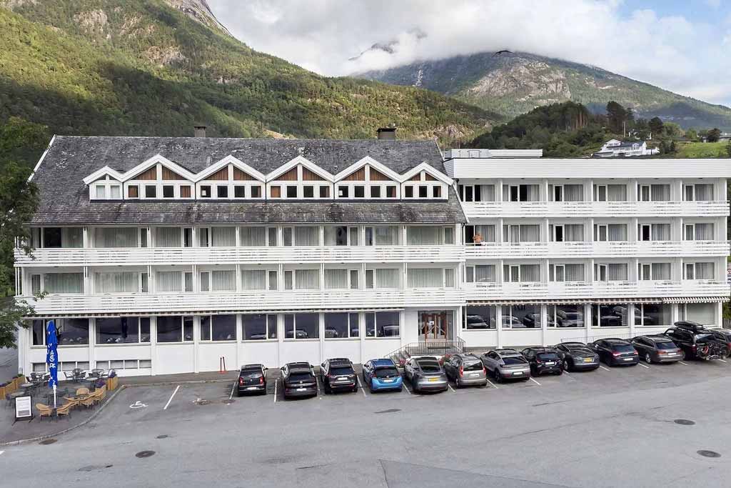 Eigen parkering for hotellgjester med fjell- og fjordutsikt