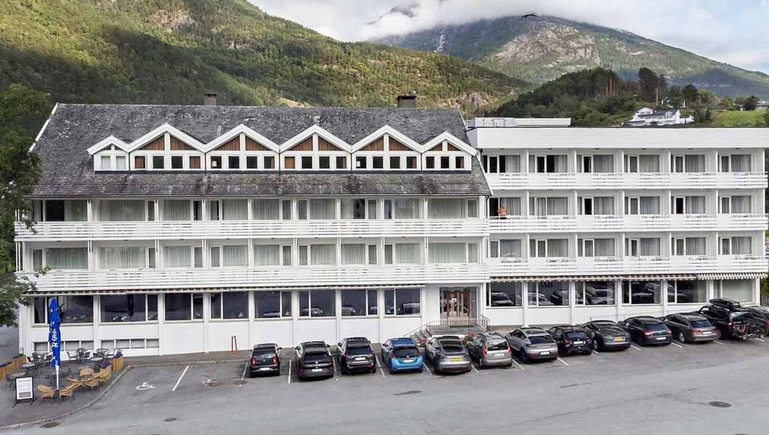 Eigen parkering for hotellgjester med fjell- og fjordutsikt