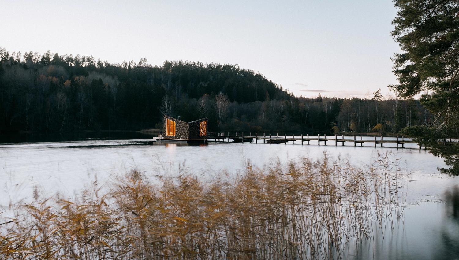 Hytta på vannet på enden av brygge