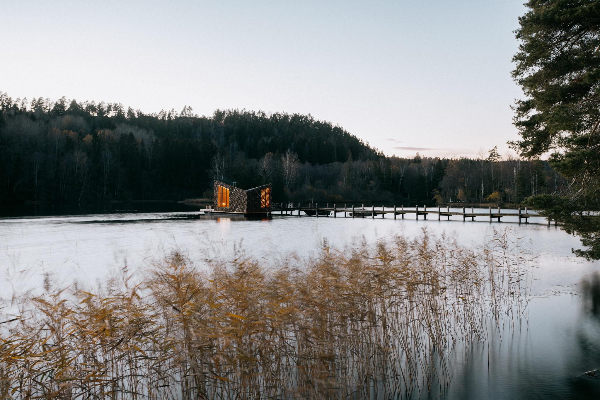 Hytta på vannet på enden av brygge