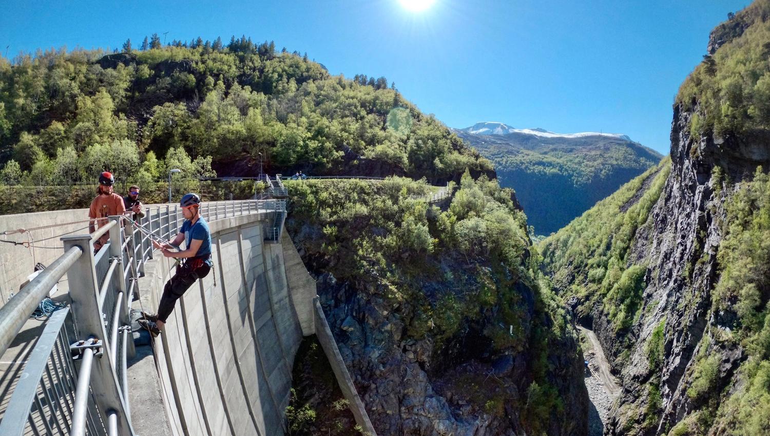 Rapellering ned Zakariasdammen i Tafjord