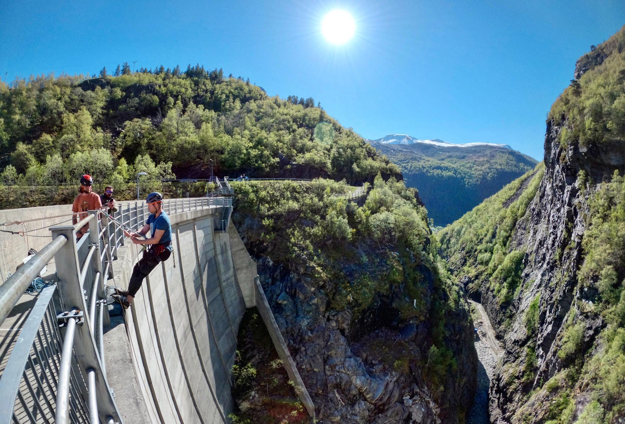 Rapellering ned Zakariasdammen i Tafjord