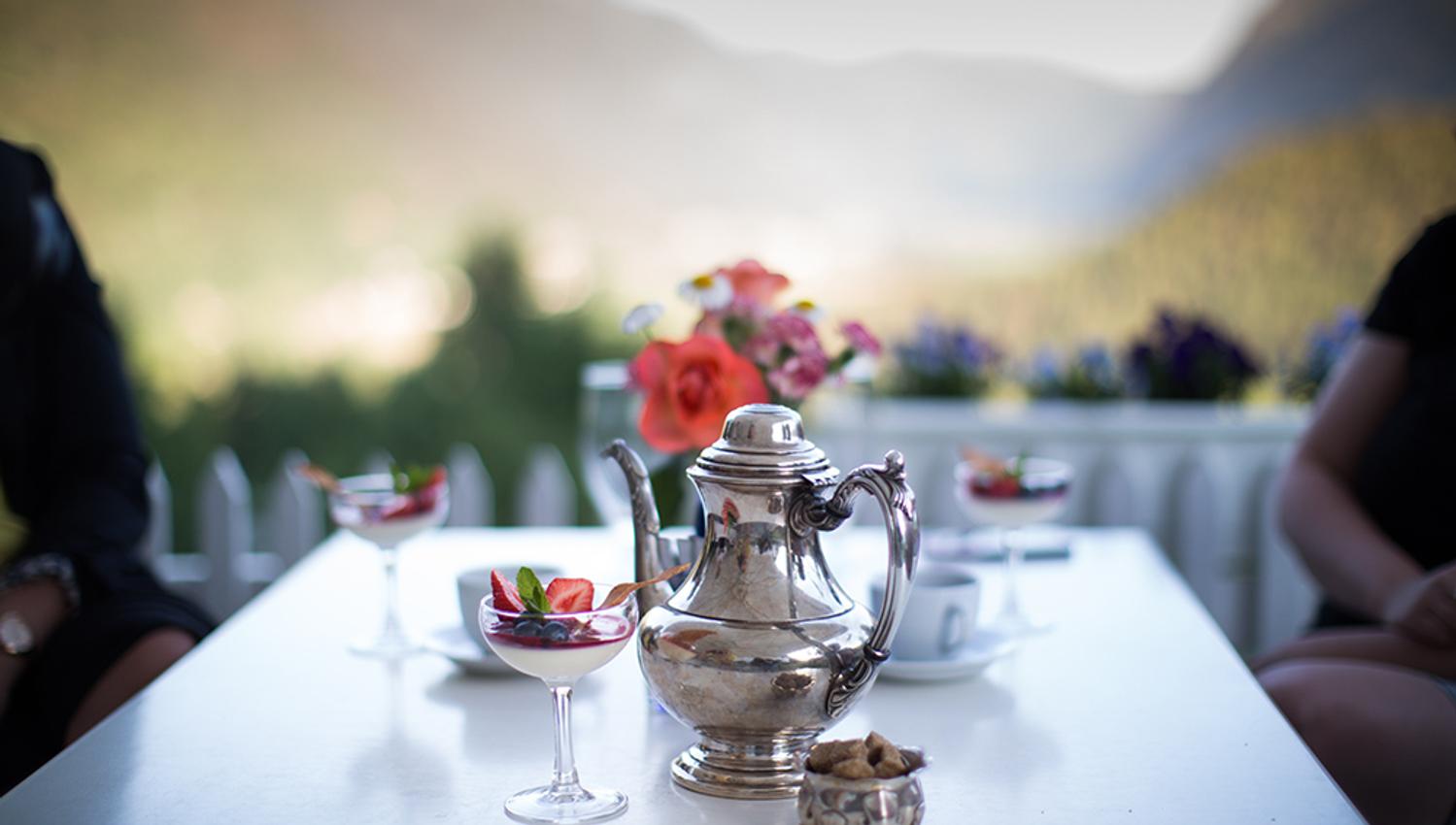 dessert og kaffe på terrassebord på restauranten på Nutheim Gjestgiveri