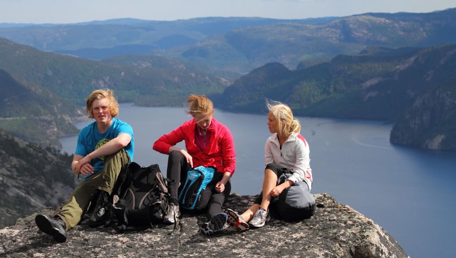 gruppe på 3 sitter på en topp