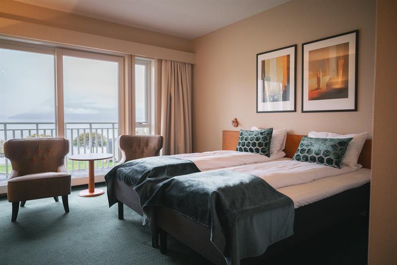 Dobbeltrom på Rosendal Fjordhotel med store vindauge og utsikt mot fjorden