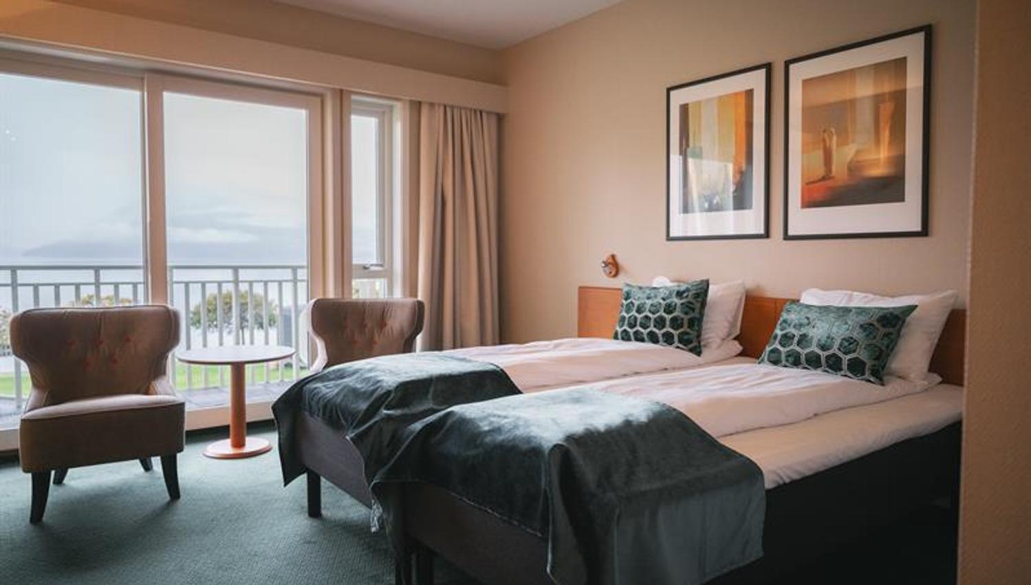 Dobbeltrom på Rosendal Fjordhotel med store vindauge og utsikt mot fjorden